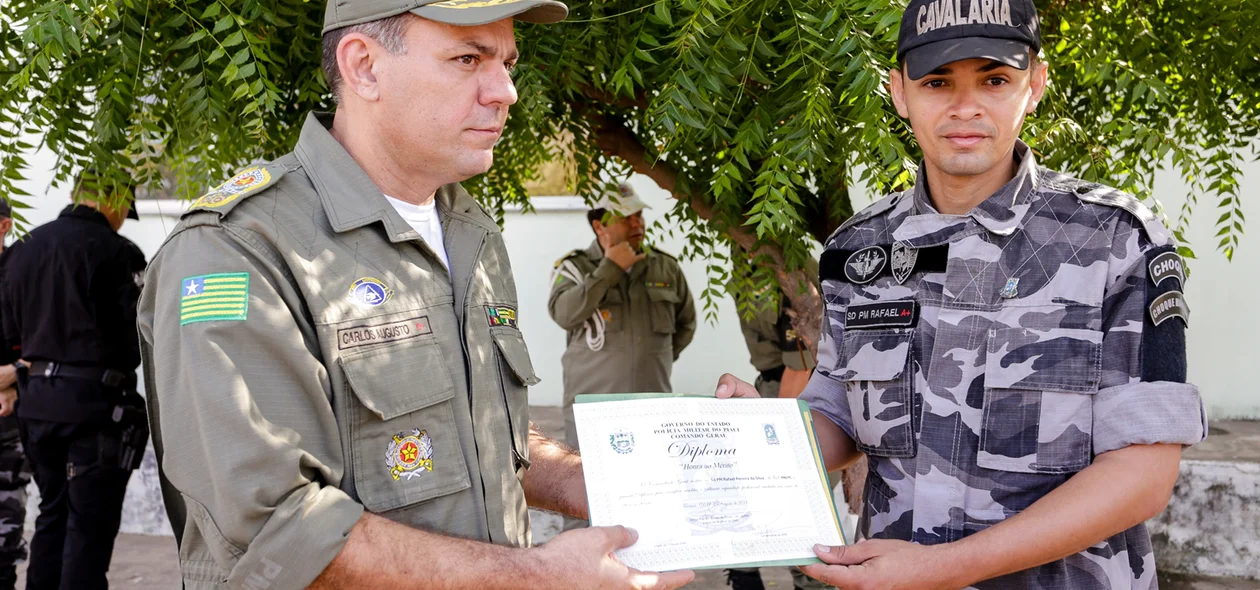 Comandante Geral entrega Diploma de Honra ao Mérito ao  SD Rafael