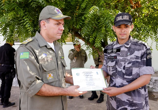 Comandante Geral entrega Diploma de Honra ao Mérito ao  SD Rafael