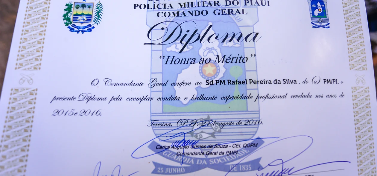 Diploma Honra ao Mérito entregue ao SD Rafael