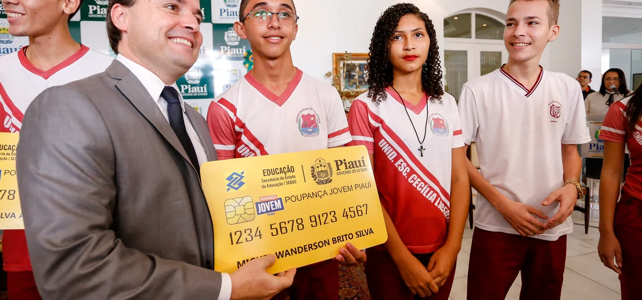 Fábio Novo entrega prêmio para aluno