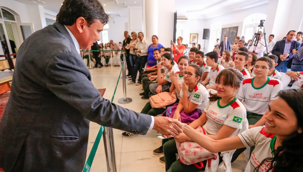 Governador cumprimenta alunos 