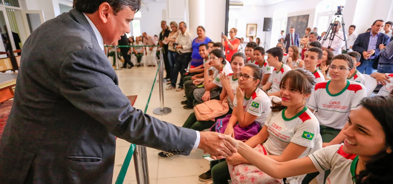 Governador cumprimenta alunos 