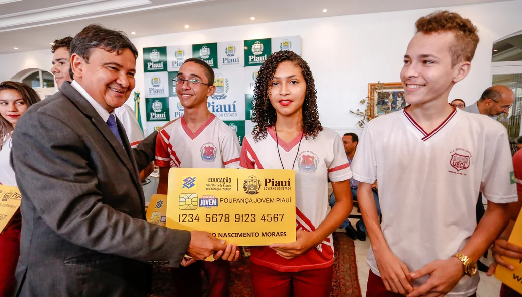 Governador entrega prêmio para aluna