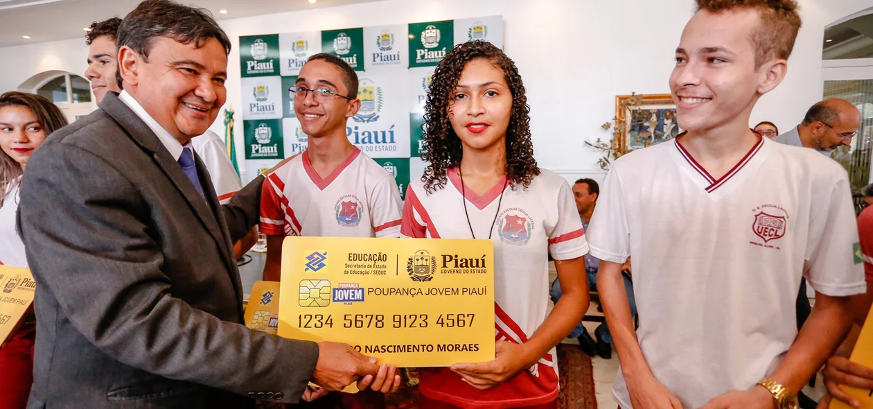 Governador entrega prêmio para aluna
