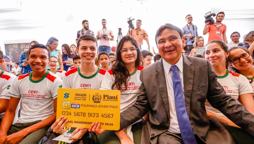 Governador entrega prêmio para alunos da escola CEMTI