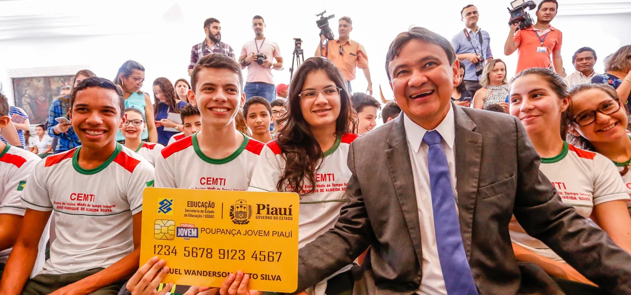 Governador entrega prêmio para alunos da escola CEMTI
