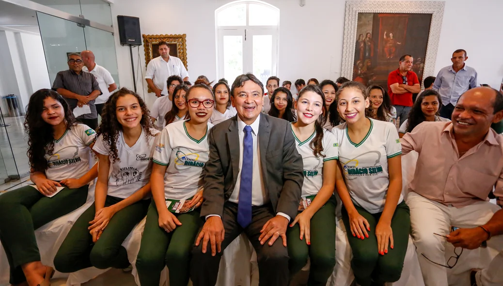 Governador tira foto com alunos da escola Didácio Silva