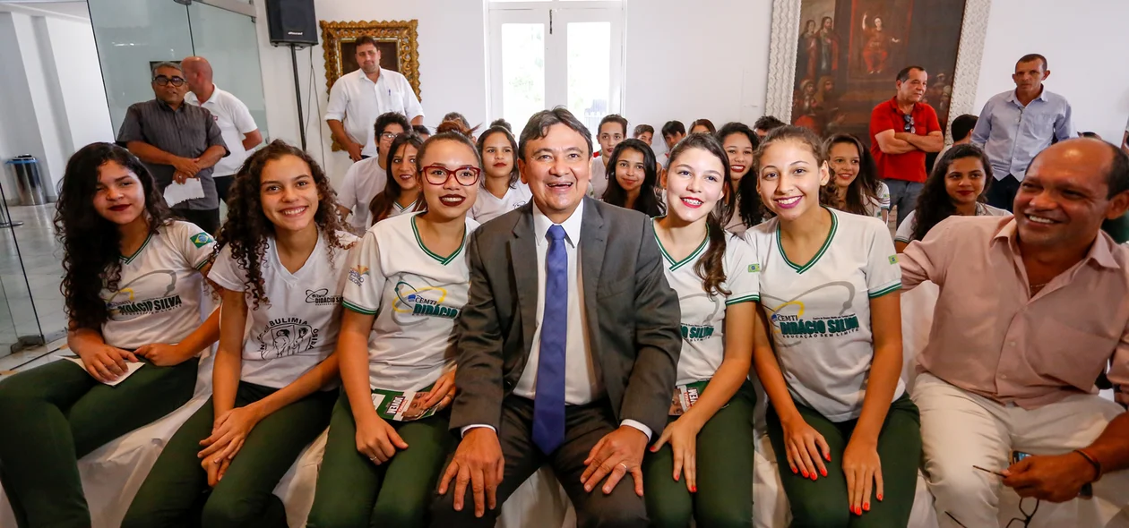 Governador tira foto com alunos da escola Didácio Silva