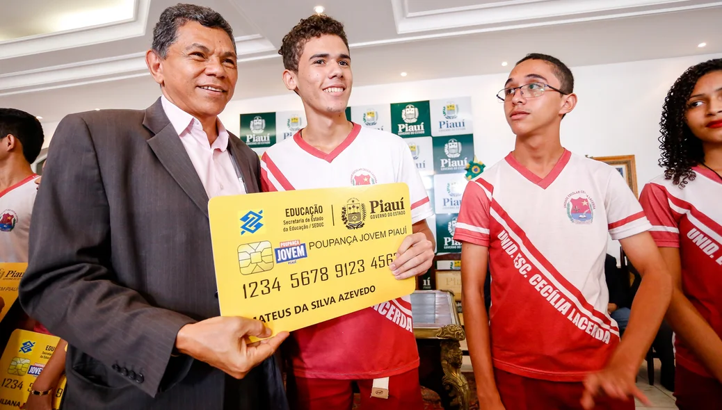 João de Deus entrega prêmio para aluno