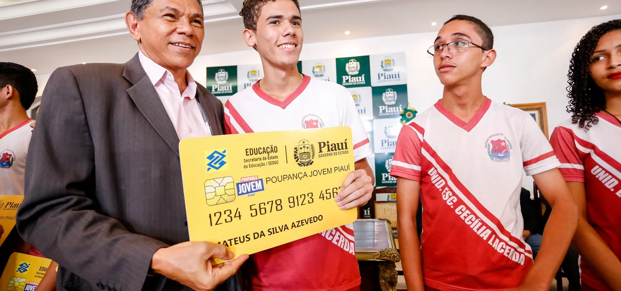 João de Deus entrega prêmio para aluno