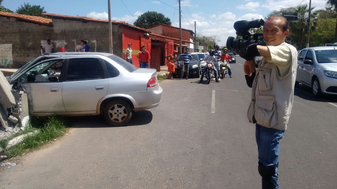 Momento que houve a colisão do carro no poste de energia elétrica