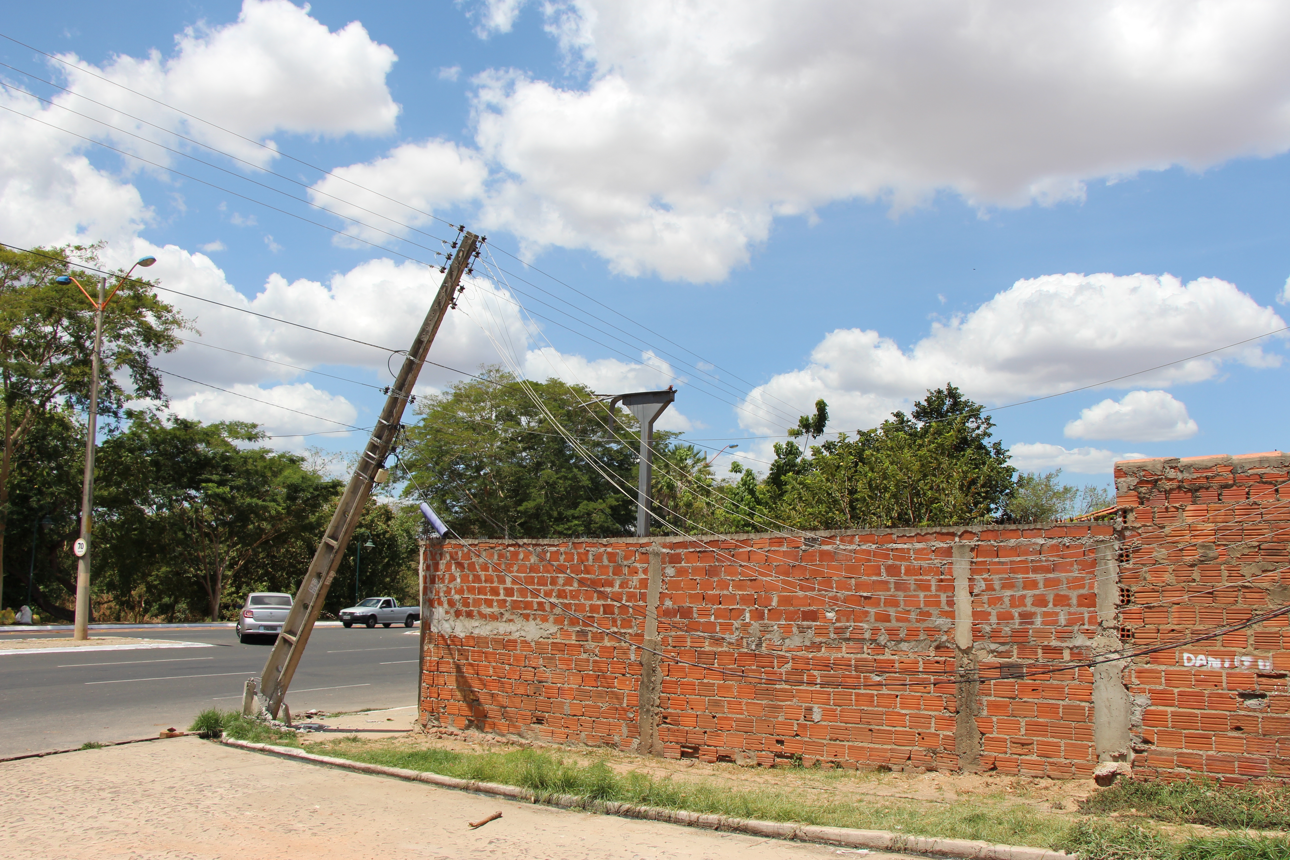 Situação do poste de energia elétrica após a colisão