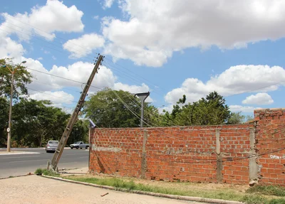 Situação do poste de energia elétrica após a colisão