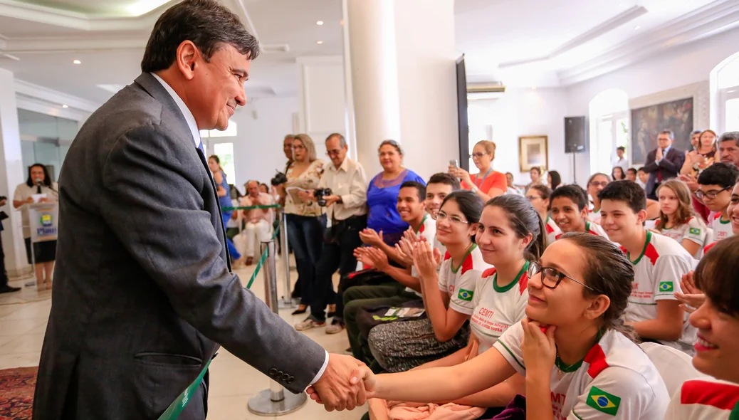 Wellington Dias cumprimenta alunos da escola CEMTI