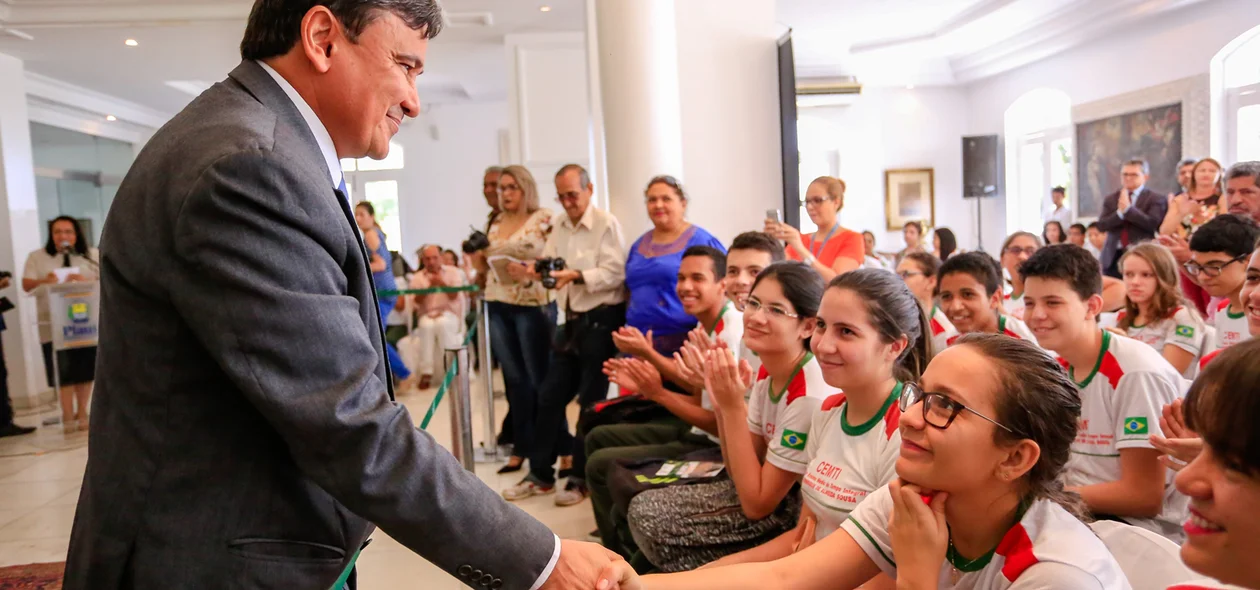 Wellington Dias cumprimenta alunos da escola CEMTI