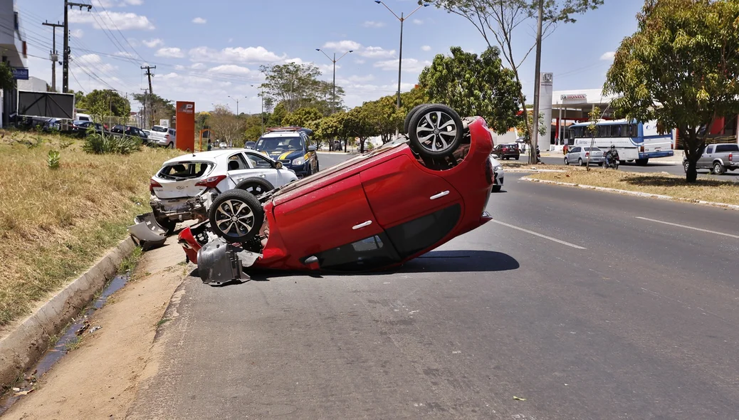 Colisão entre veiculos na Avenida João XXIII
