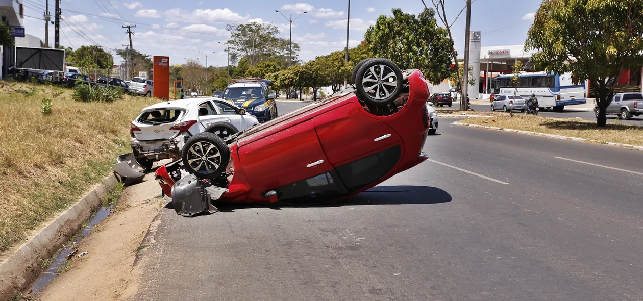 Colisão entre veiculos na Avenida João XXIII