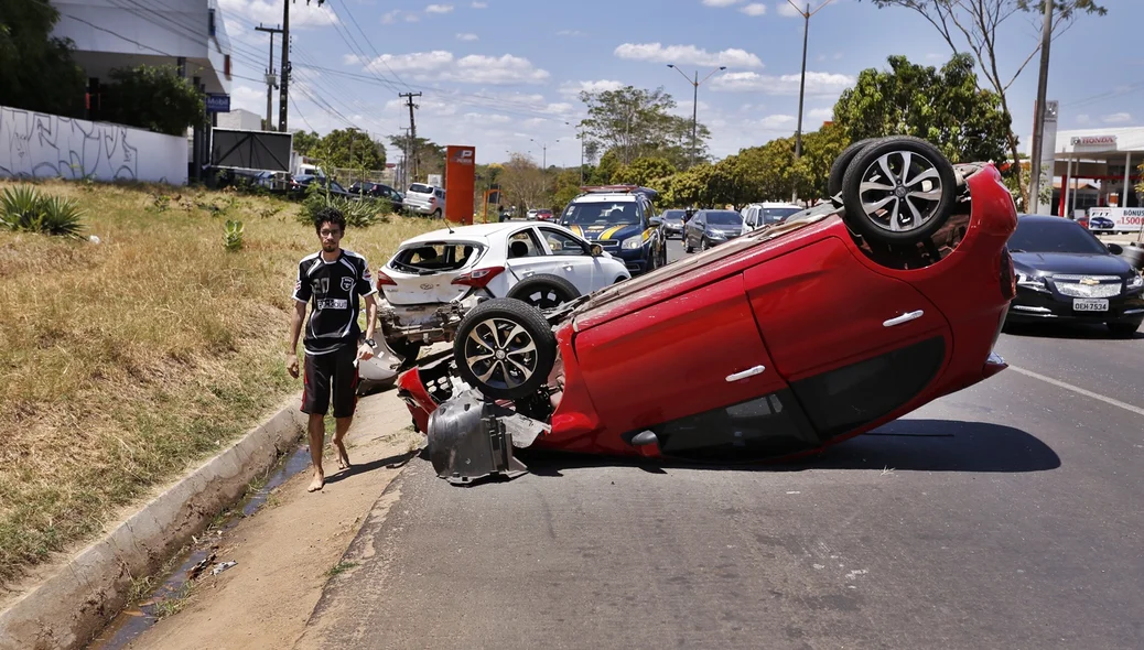 Motorista repara os danos no seu carro
