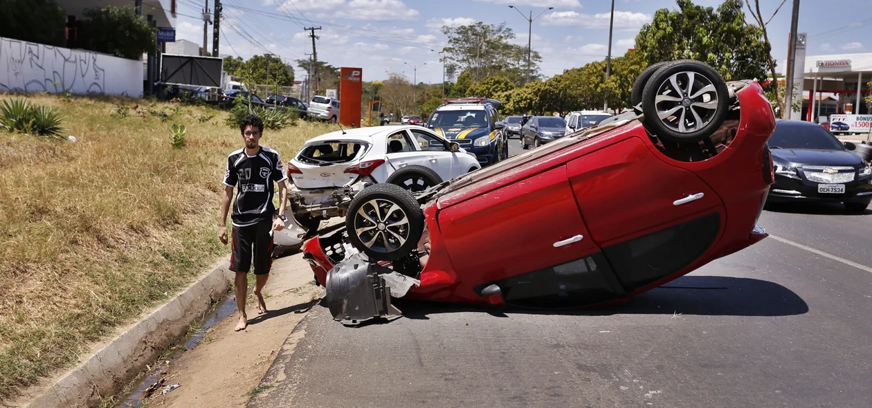 Motorista repara os danos no seu carro