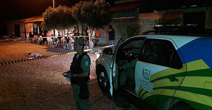 Vítima morreu no meio da rua