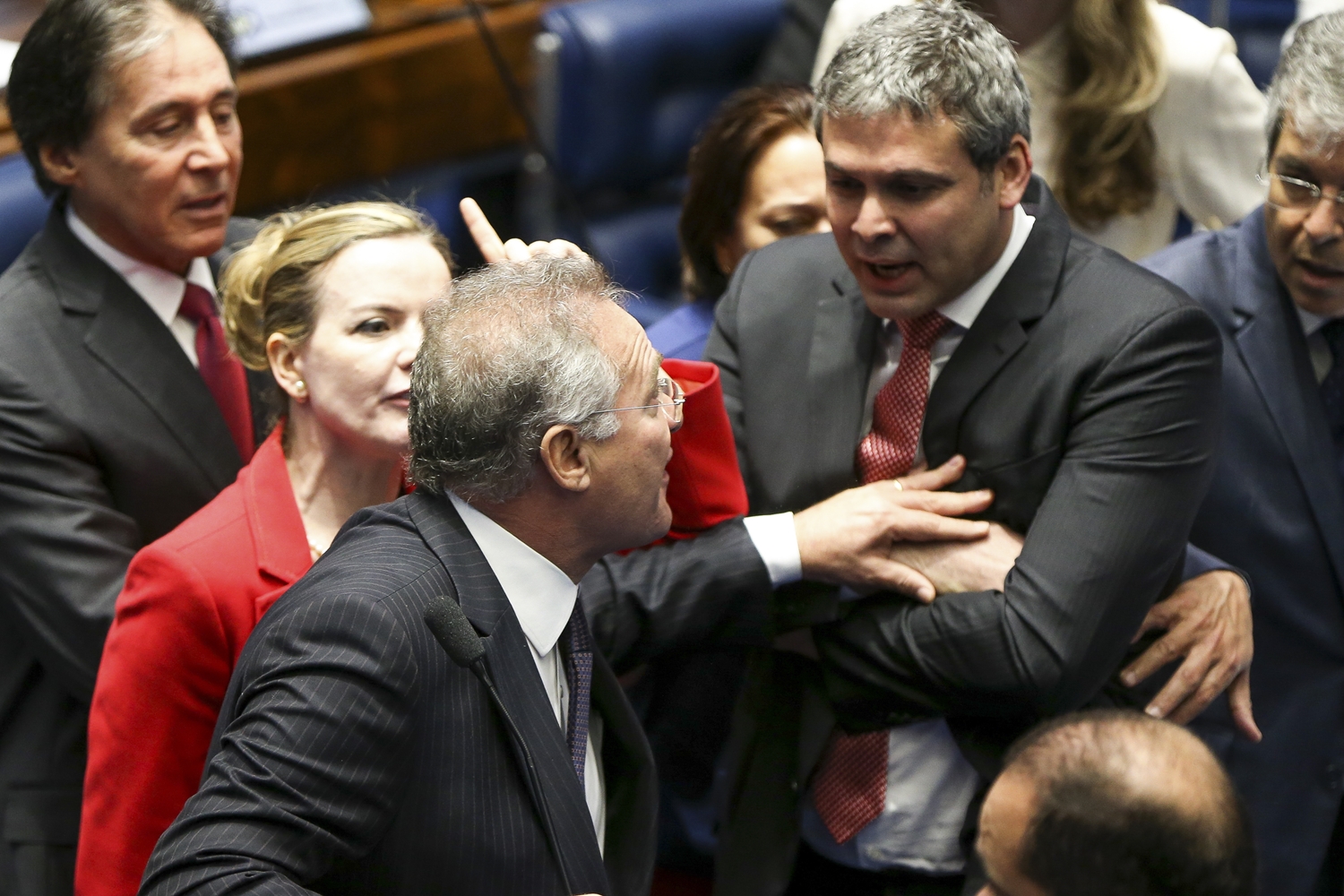 Confusão antecipa almoço no Senado