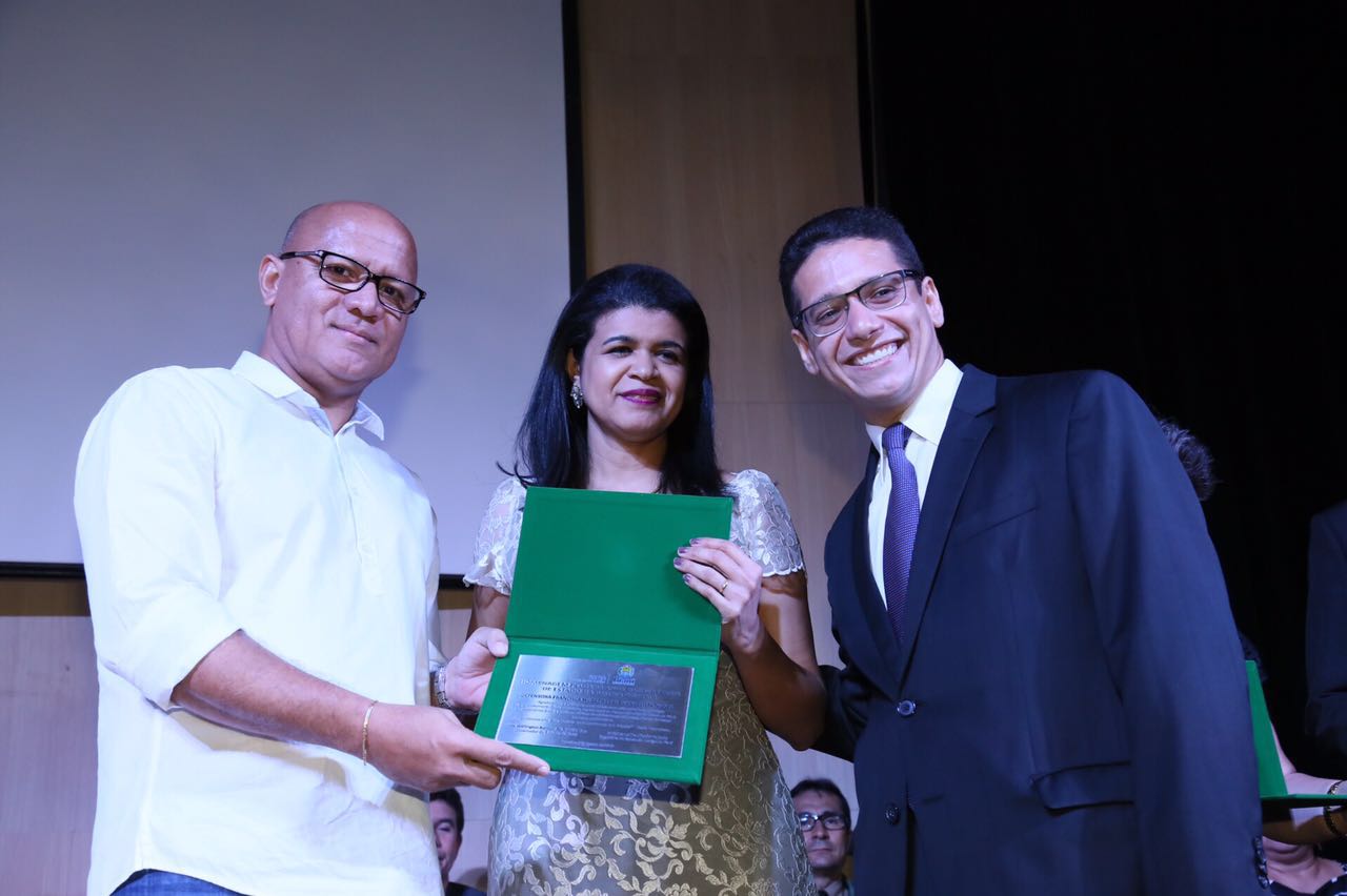 Hildeth Evangelista recebe homenagem das mãos dos secretários Franzé Silva e Daniel Oliveira