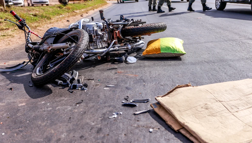 Colisão entre caminhão e moto