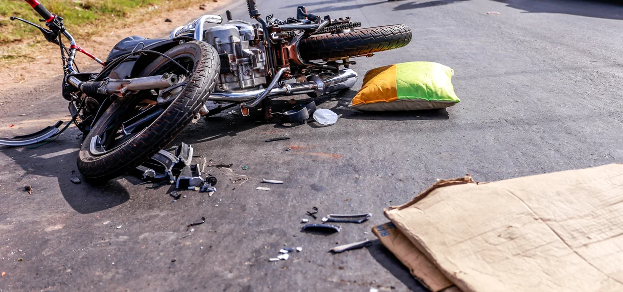 Colisão entre caminhão e moto