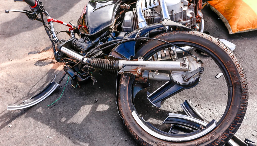 Moto totalmente destruída