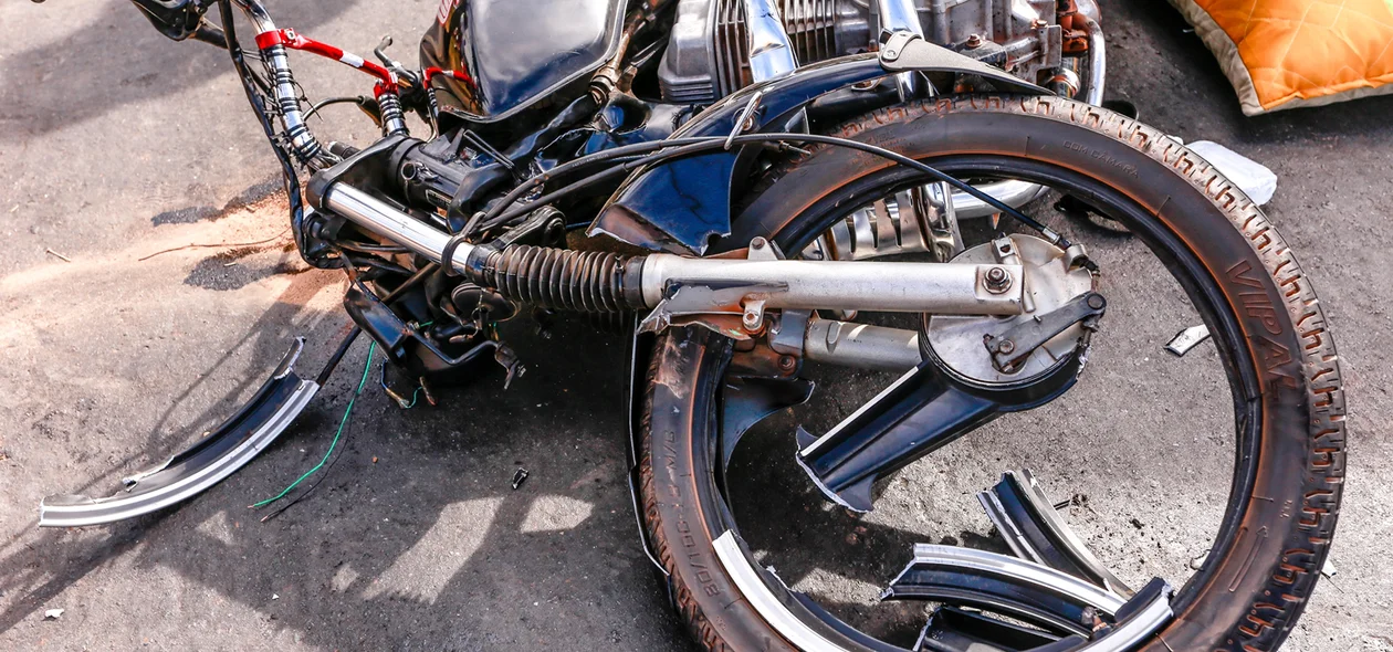 Moto totalmente destruída