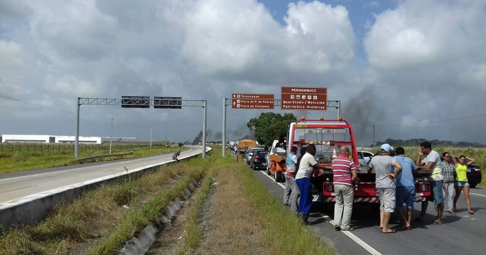 MST realizam protesto contra impeachment de Dilma Rousseff