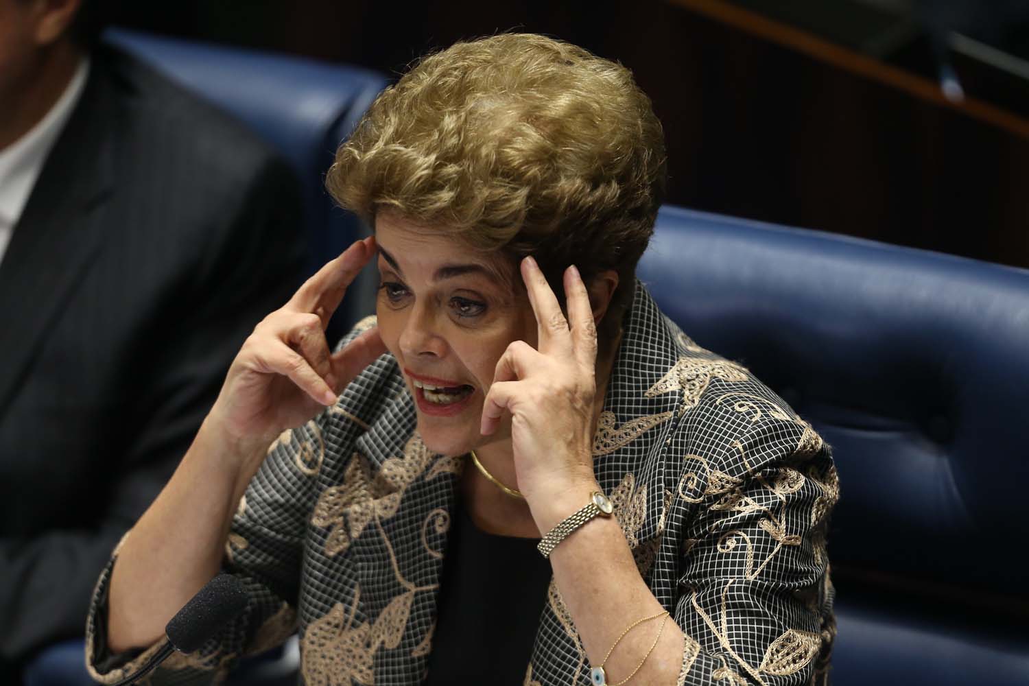 A presidente afastada Dilma Rousseff responde perguntas de parlamentares durante sessão de julgamento.
