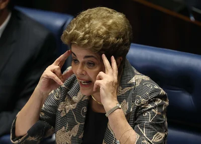 A presidente afastada Dilma Rousseff responde perguntas de parlamentares durante sessão de julgamento.
