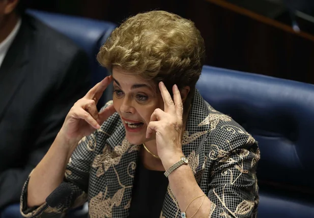 A presidente afastada Dilma Rousseff responde perguntas de parlamentares durante sessão de julgamento.