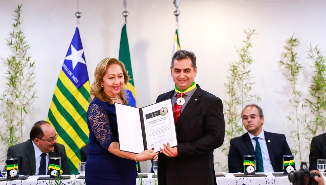 Autoridade homenageada com medalha do colar do mérito