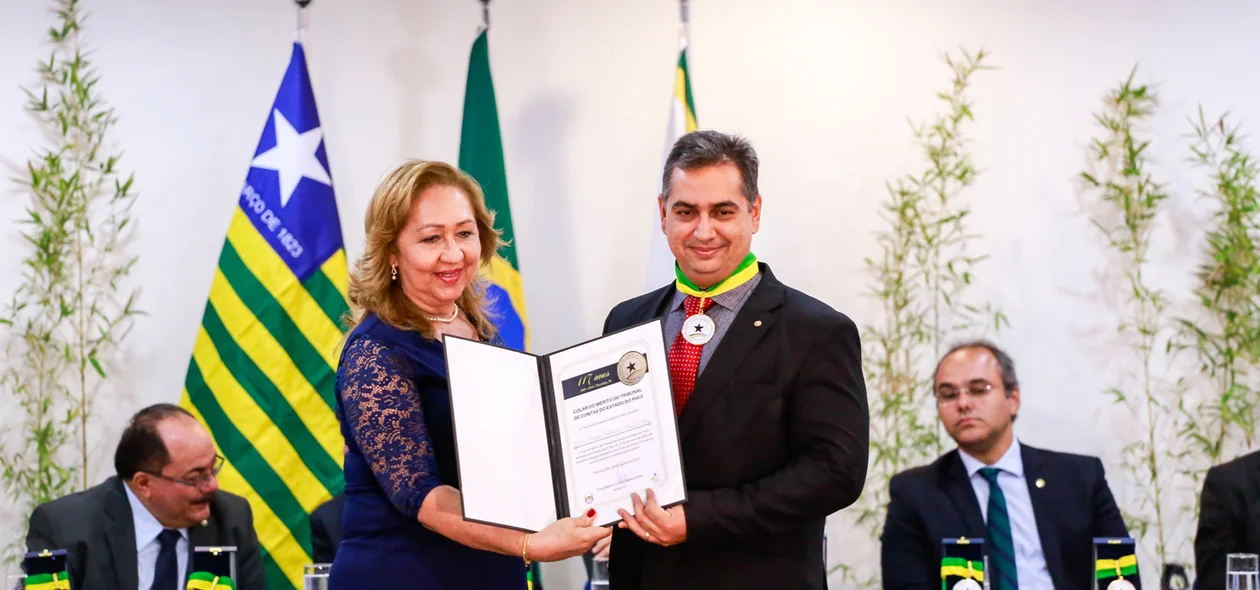 Autoridade homenageada com medalha do colar do mérito