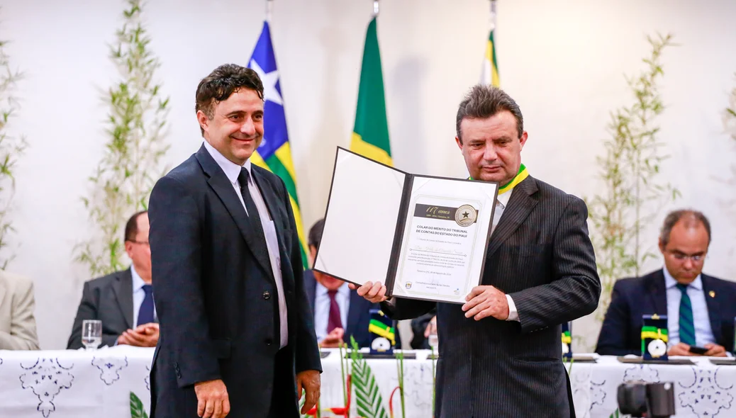 Autoridade homenageada com medalha do colar do mérito