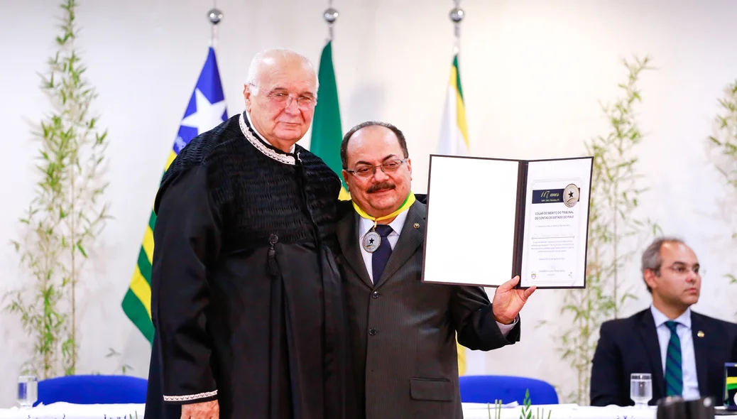 Autoridade homenageada com medalha do colar do mérito