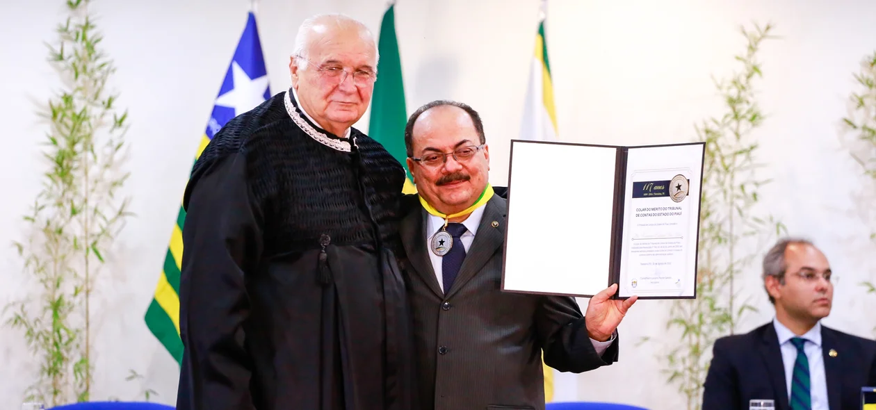 Autoridade homenageada com medalha do colar do mérito