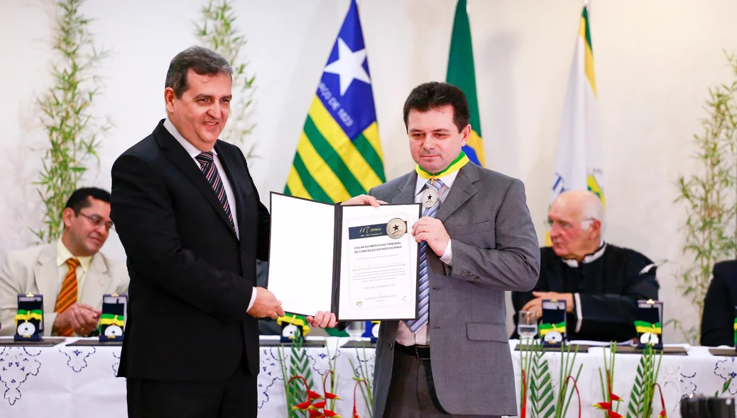 Autoridade homenageada com medalha do colar do mérito