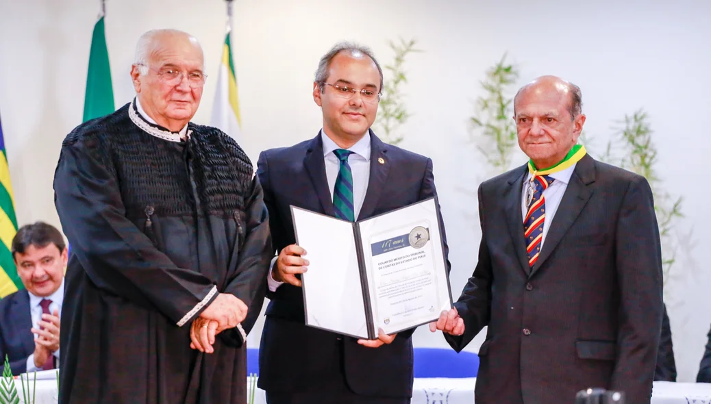 Autoridade homenageada com medalha do colar do mérito