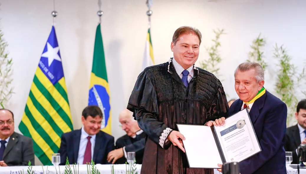 Autoridade homenageada com medalha do colar do mérito