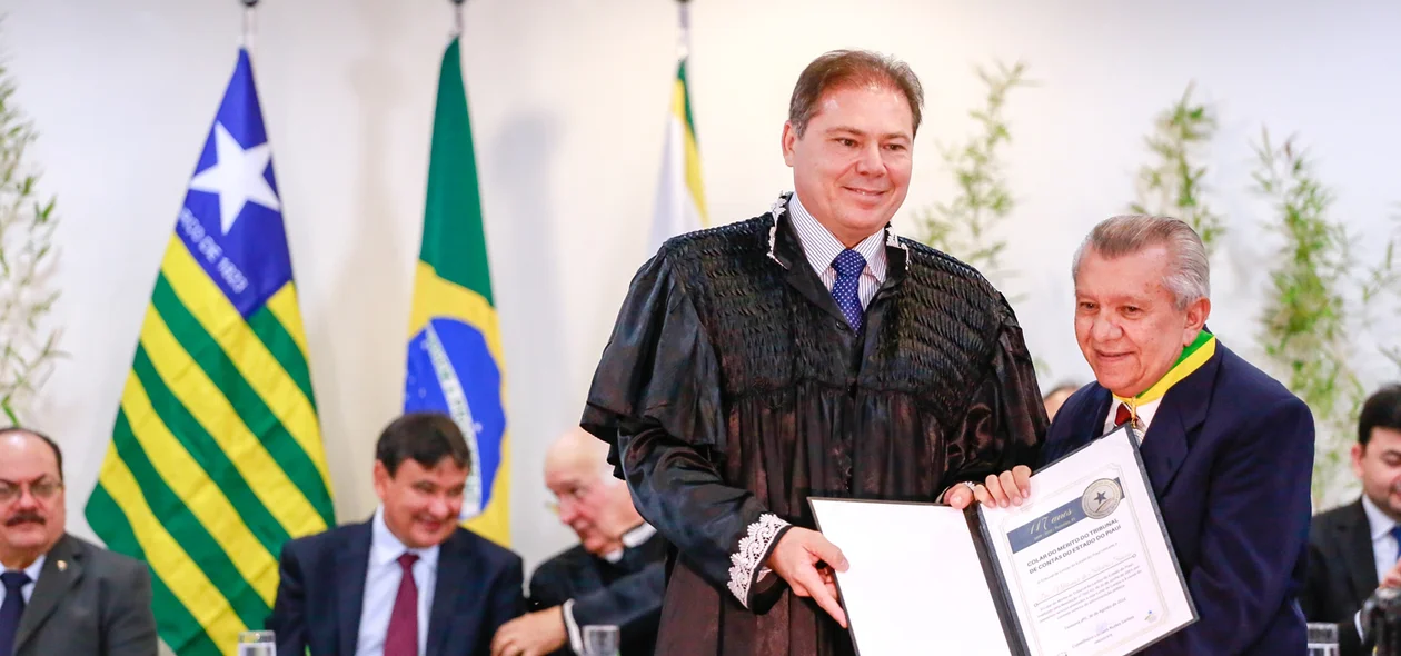 Autoridade homenageada com medalha do colar do mérito