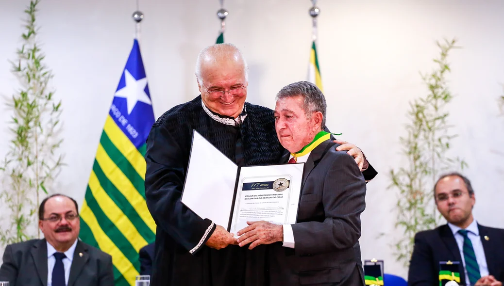 Autoridade homenageada com medalha do colar do mérito