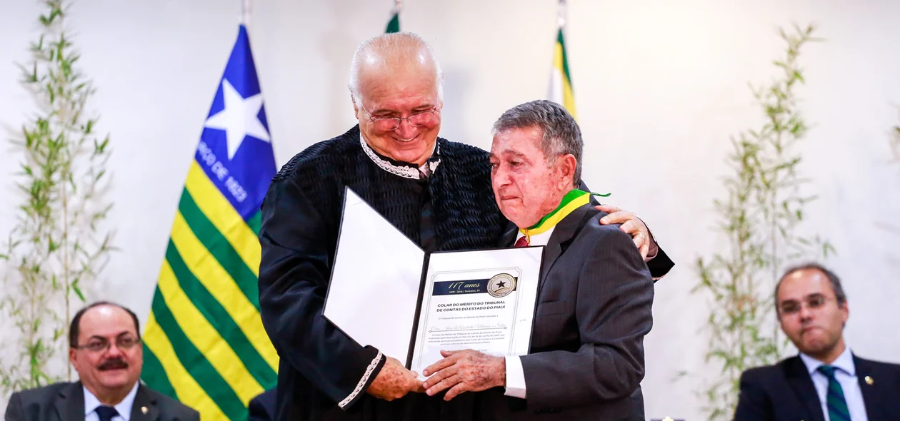 Autoridade homenageada com medalha do colar do mérito
