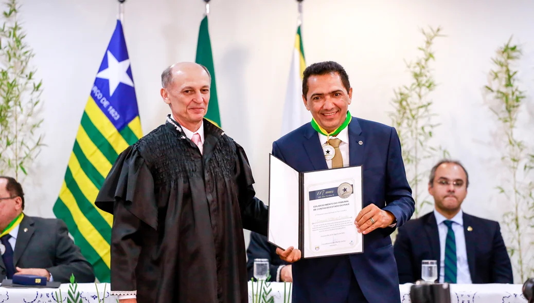 Autoridade homenageada com medalha do colar do mérito