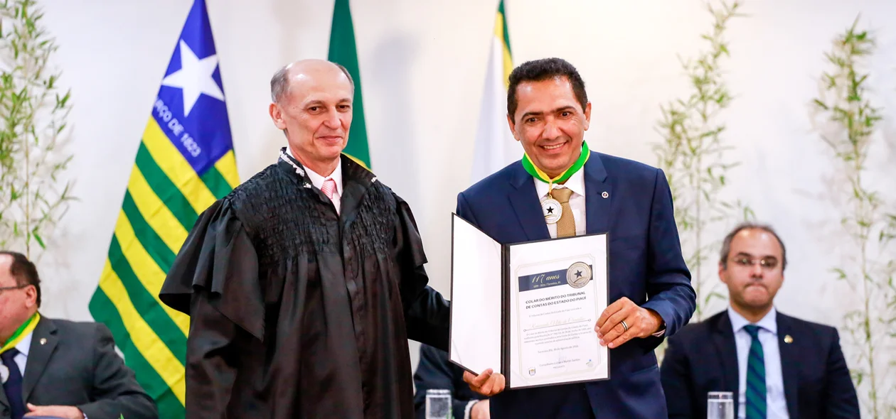 Autoridade homenageada com medalha do colar do mérito