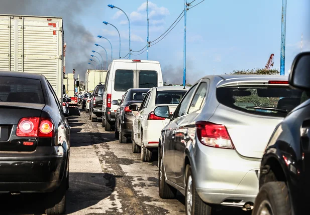 Congestionamento dificulta o trânsito na Ponte Wall Ferraz
