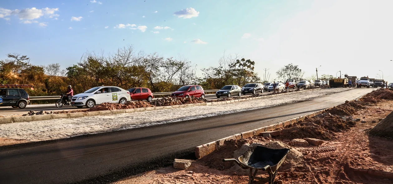 Congestionamento próximo na Ponte Wall Ferraz em Teresina Piauí 