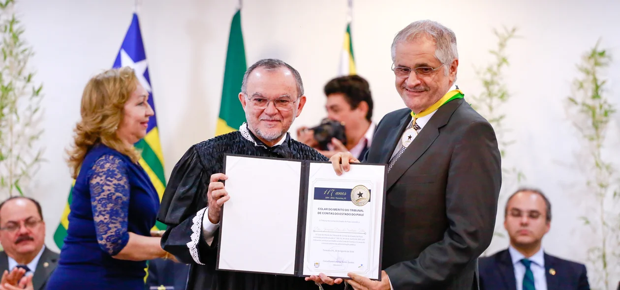 Joaquim Santana recebe medalha do colar do mérito